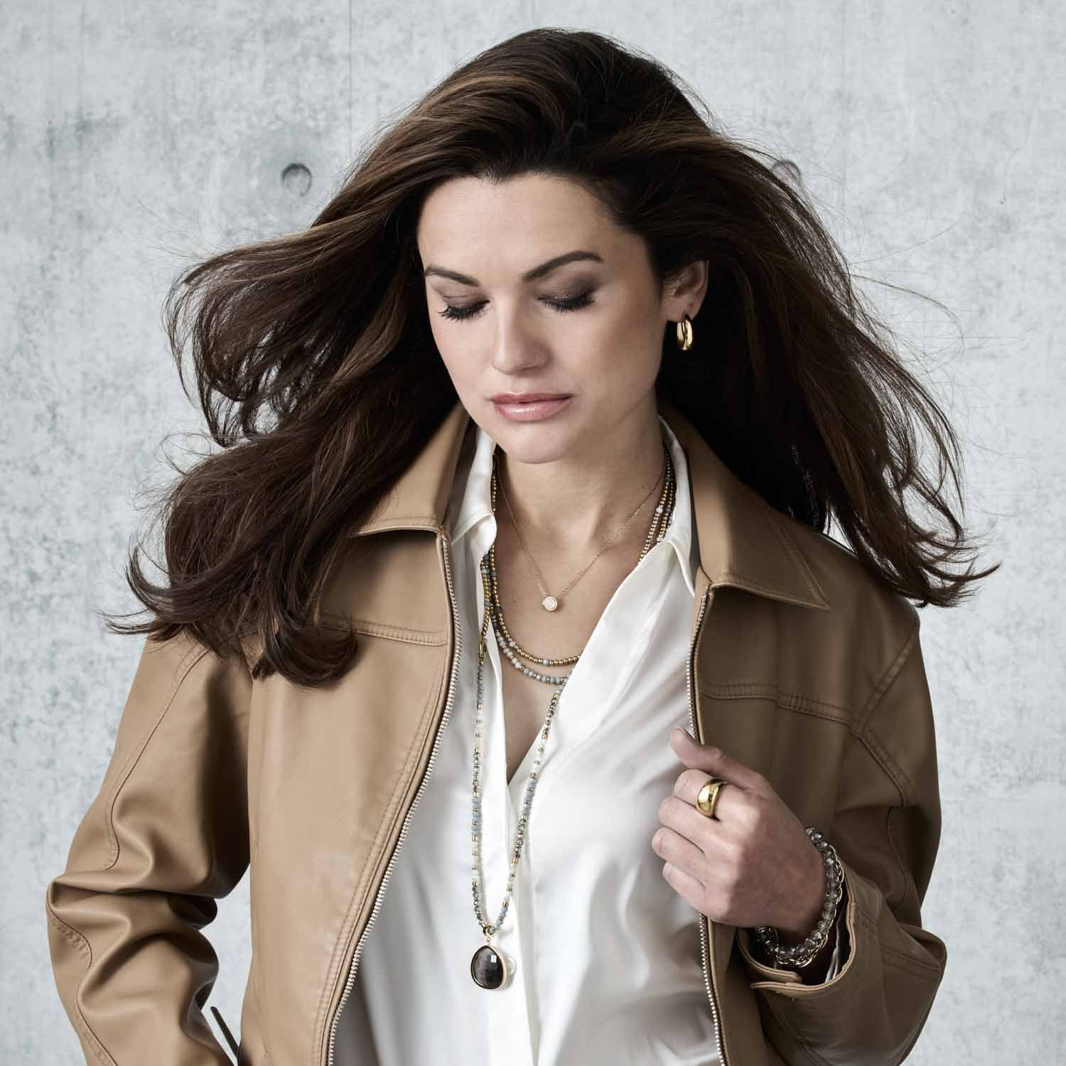 Frau traegt Halskette BERNADETTE 50 cm gold mit weissem Hemd und beigem Jacket