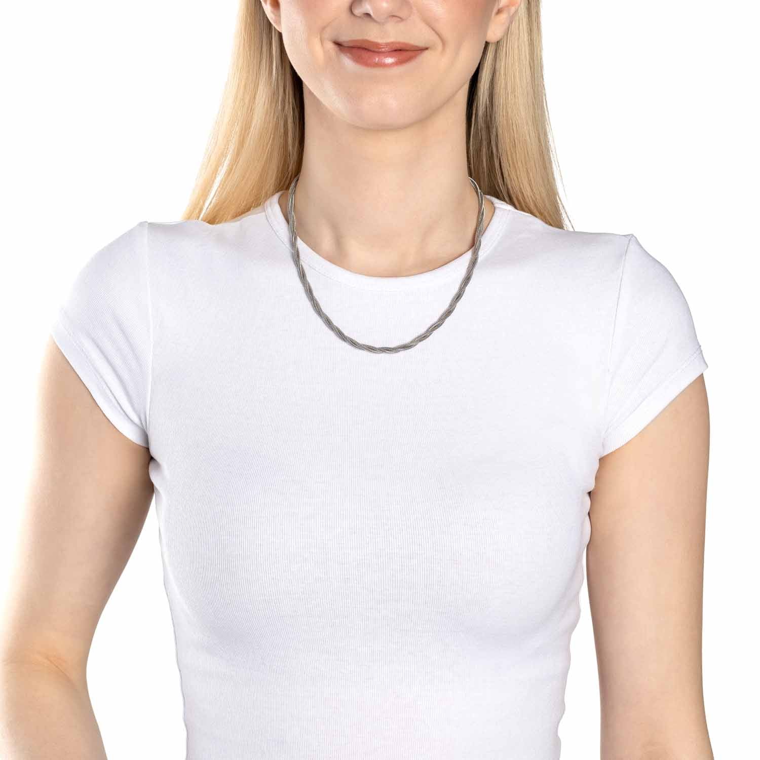 Frau traegt silberne Halskette SUE um den Hals, weisses T-Shirt