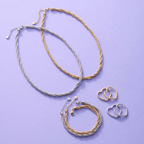 Armband SUE gold mit passenden Ohrsteckern und Schmuckset auf violettem Hintergrund