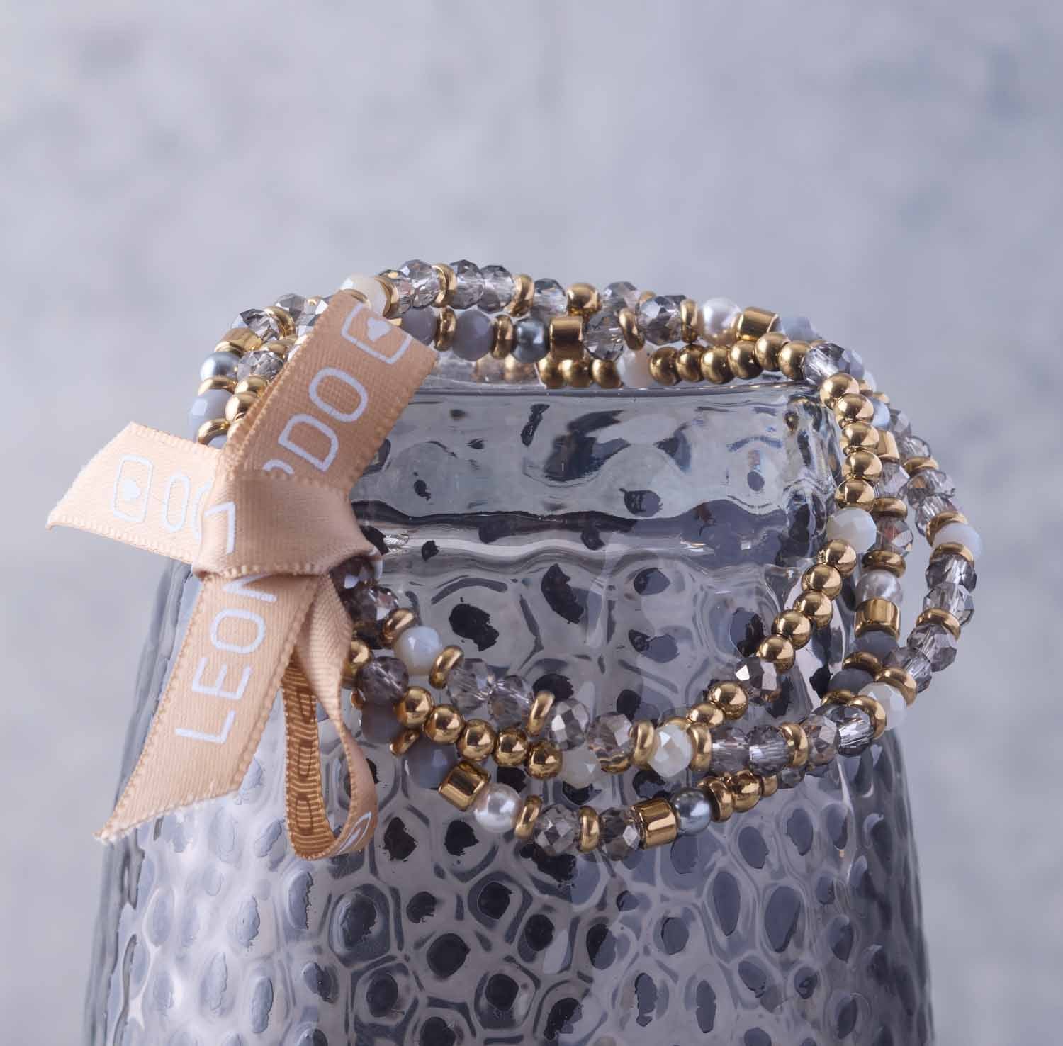 Armband BERNADETTE gold mit Glasperlen und goldfarbenen Metallperlen, Verpackung mit Etikett
