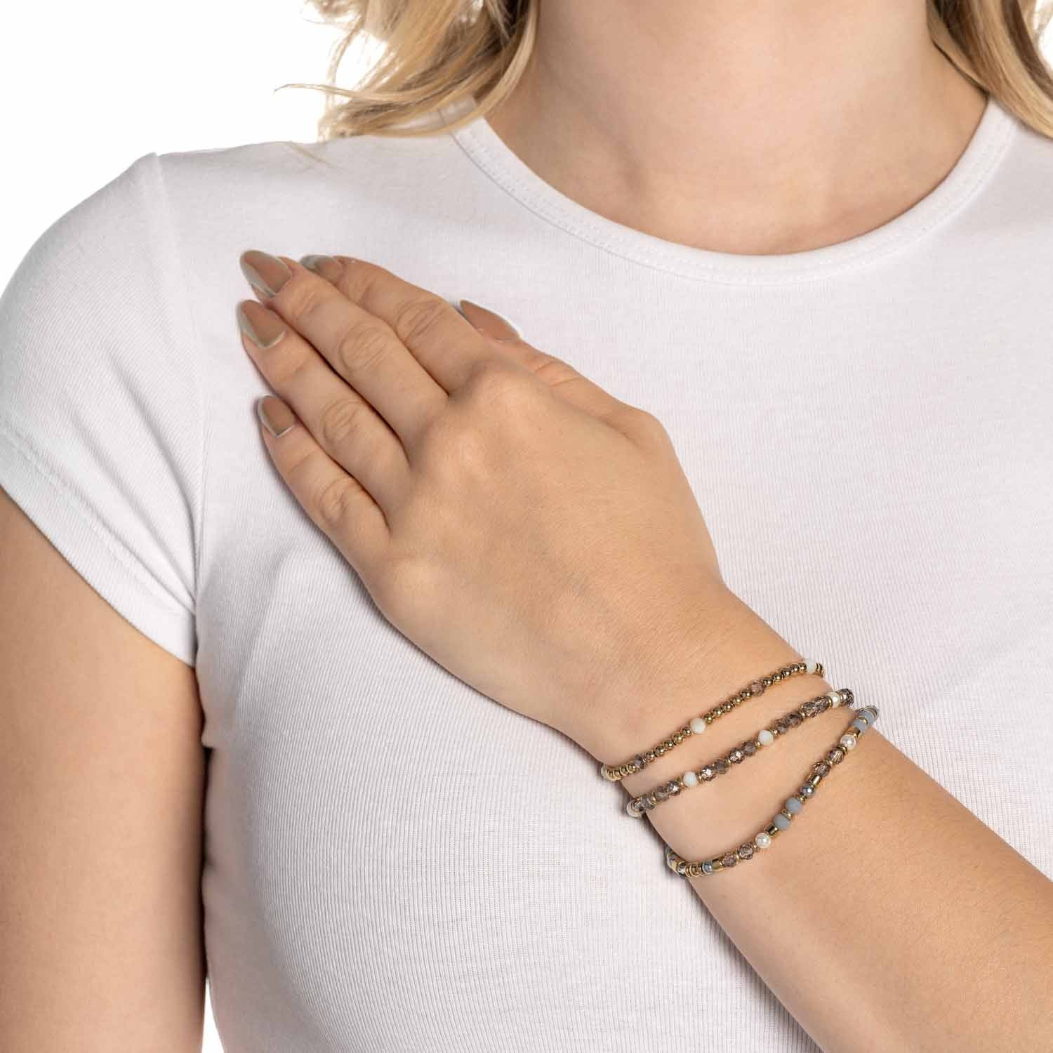 Frau traegt mehrfaediges Armband BERNADETTE gold am Handgelenk