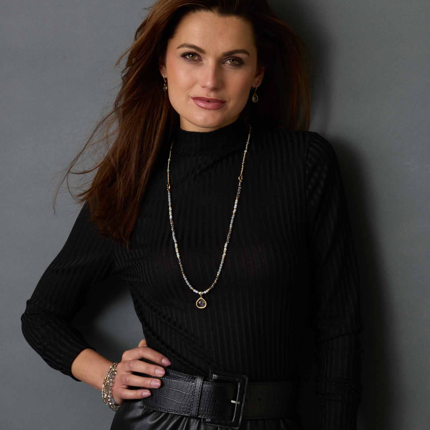 Frau traegt Armband BERNADETTE gold am Handgelenk, Detailansicht am Modell