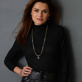 Frau traegt Armband BERNADETTE gold am Handgelenk, Detailansicht am Modell