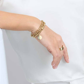 Armband ELISABETH gold an Frauenhand mit Perlenanhänger getragen
