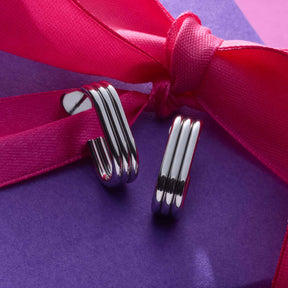 Ohrstecker ELISABETH silber auf lila Untergrund mit pink-roter Schleife