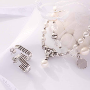 Ohrstecker ELISABETH neben Armband und Halskette auf weißem Untergrund