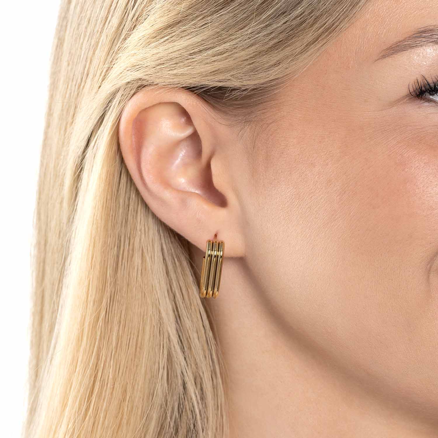 Frau trägt goldene Ohrstecker ELISABETH im Ohr