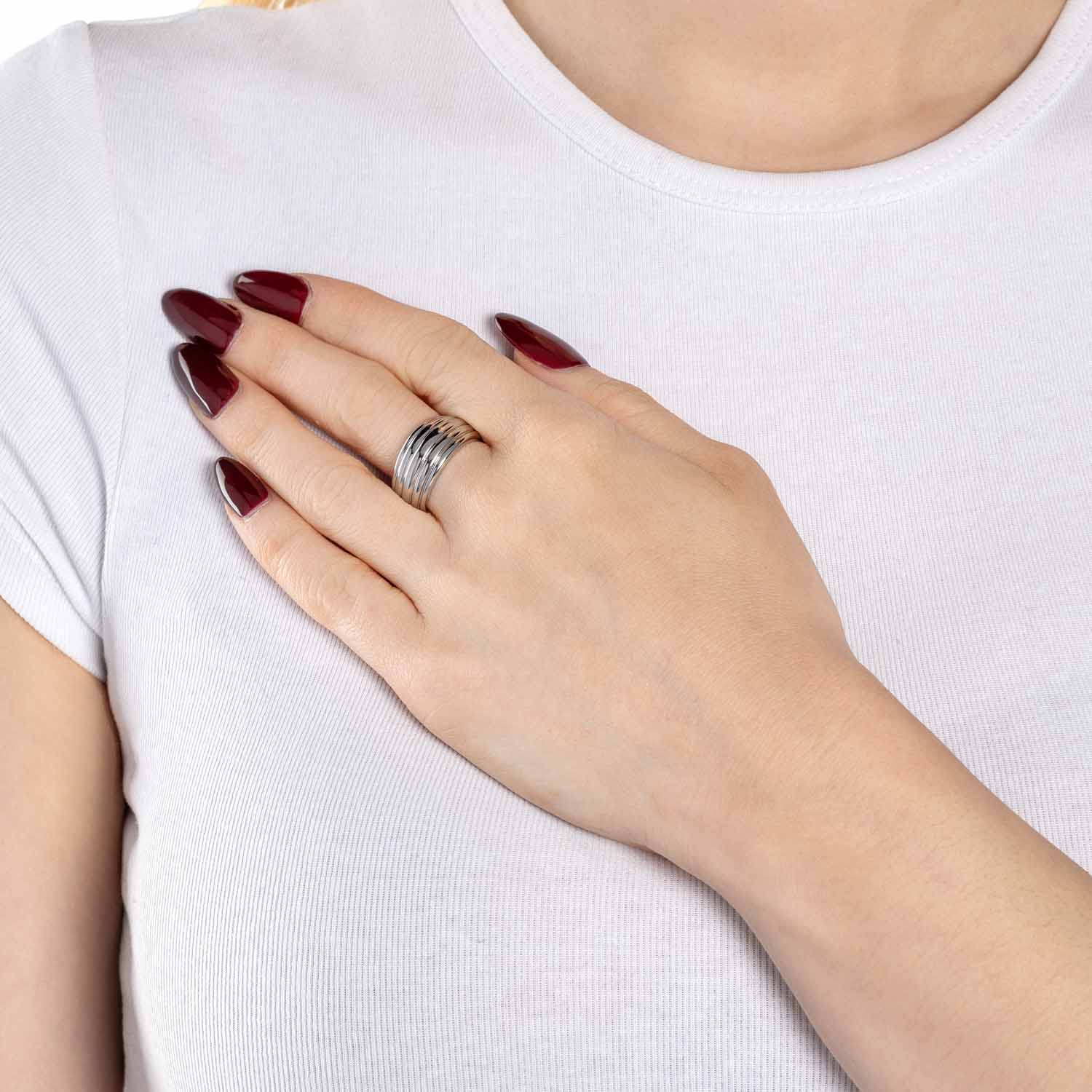 Frau mit Ring ELISABETH 17 an der Hand, trägt weißes Shirt