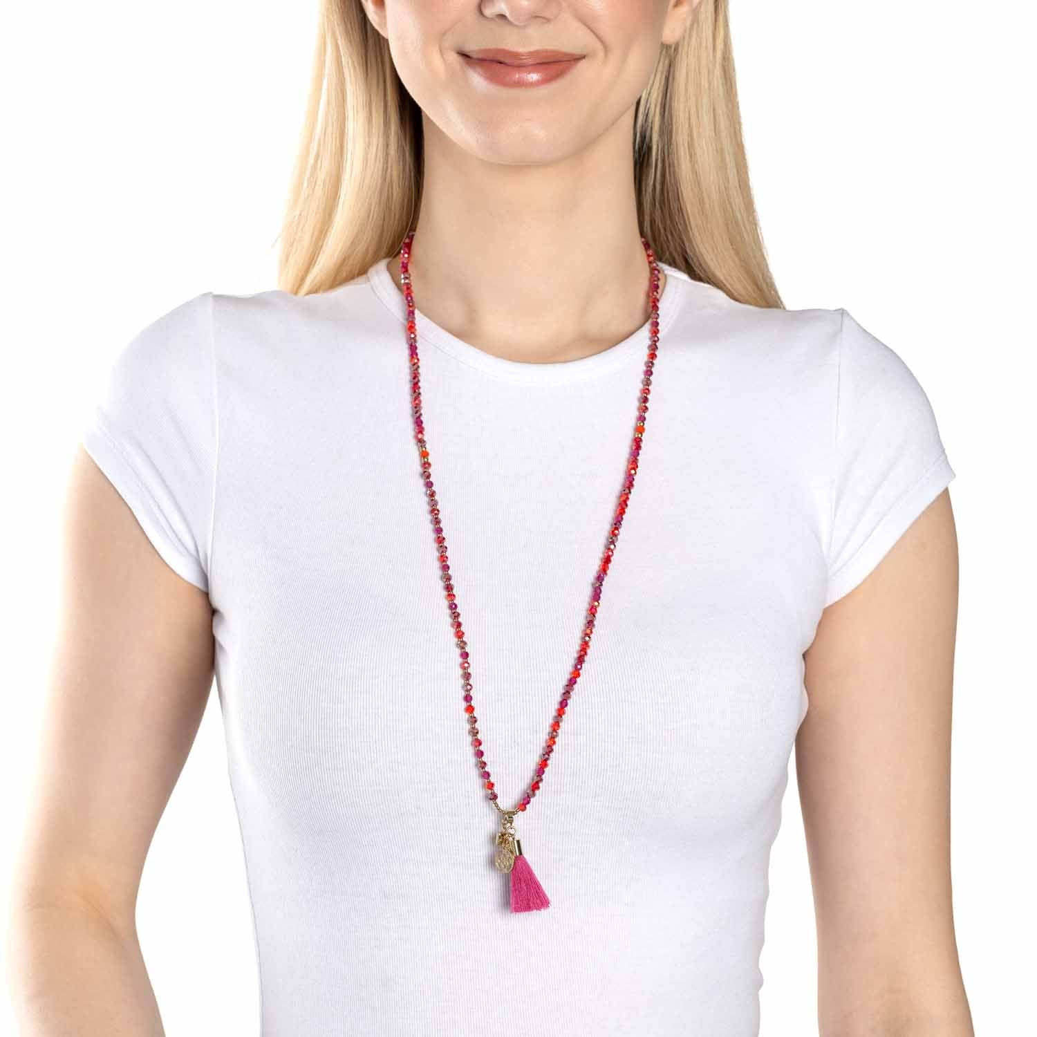 Frau traegt Halskette DONNA 80 cm pink Sommer mit Glasperlen und Quaste