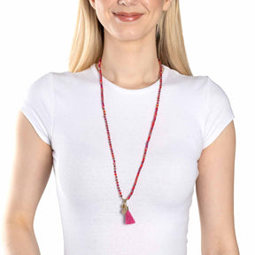 Frau traegt Halskette DONNA 80 cm pink Sommer mit Glasperlen und Quaste
