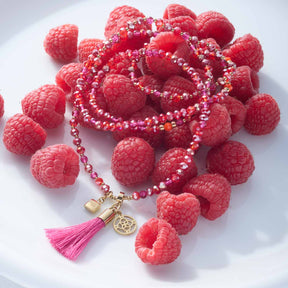 Halskette DONNA 80 cm pink auf weißem Untergrund mit Himbeeren