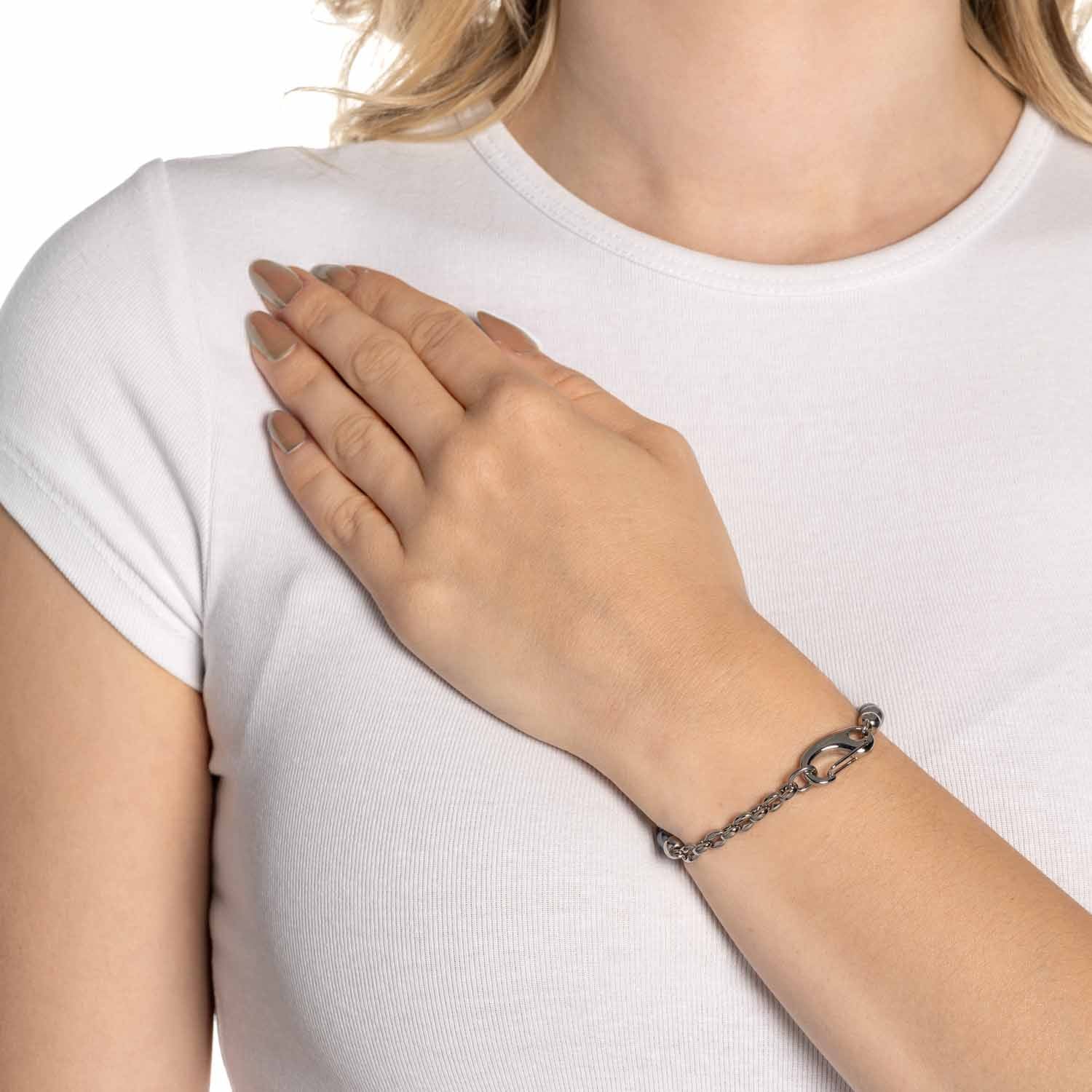 Armband DOMINIQUE an Frauenhand, weißes Shirt