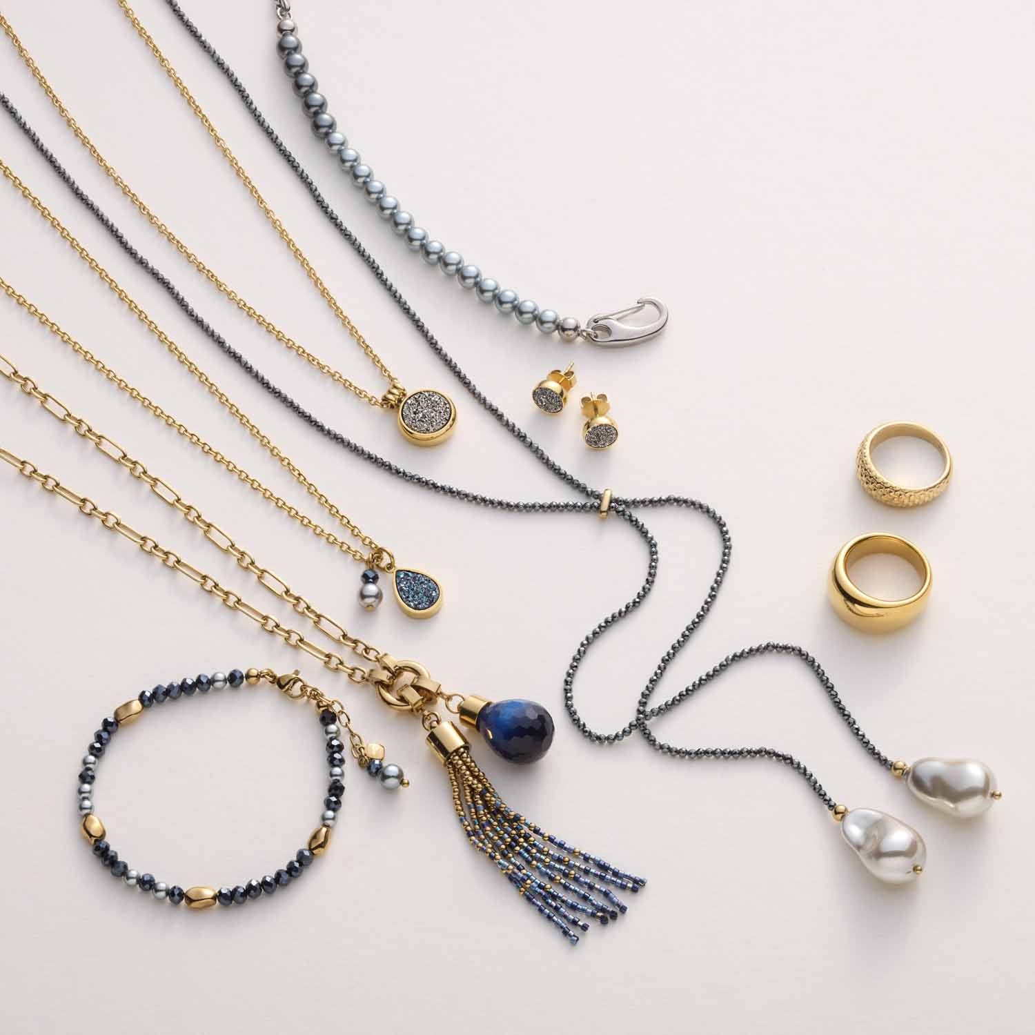Schmuckkollektion mit Armbändern, Ketten, Ringen und Ohrringen in Gold und Silber