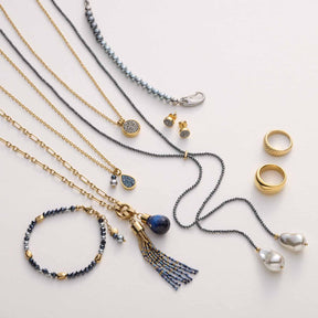 Schmuckkollektion mit Armbändern, Ketten, Ringen und Ohrringen in Gold und Silber