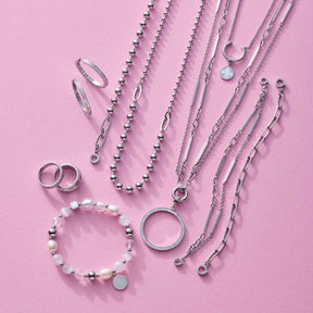 Silberne Schmuckkollektion JASMIN auf rosa Untergrund, Ringe, Ketten und Armband