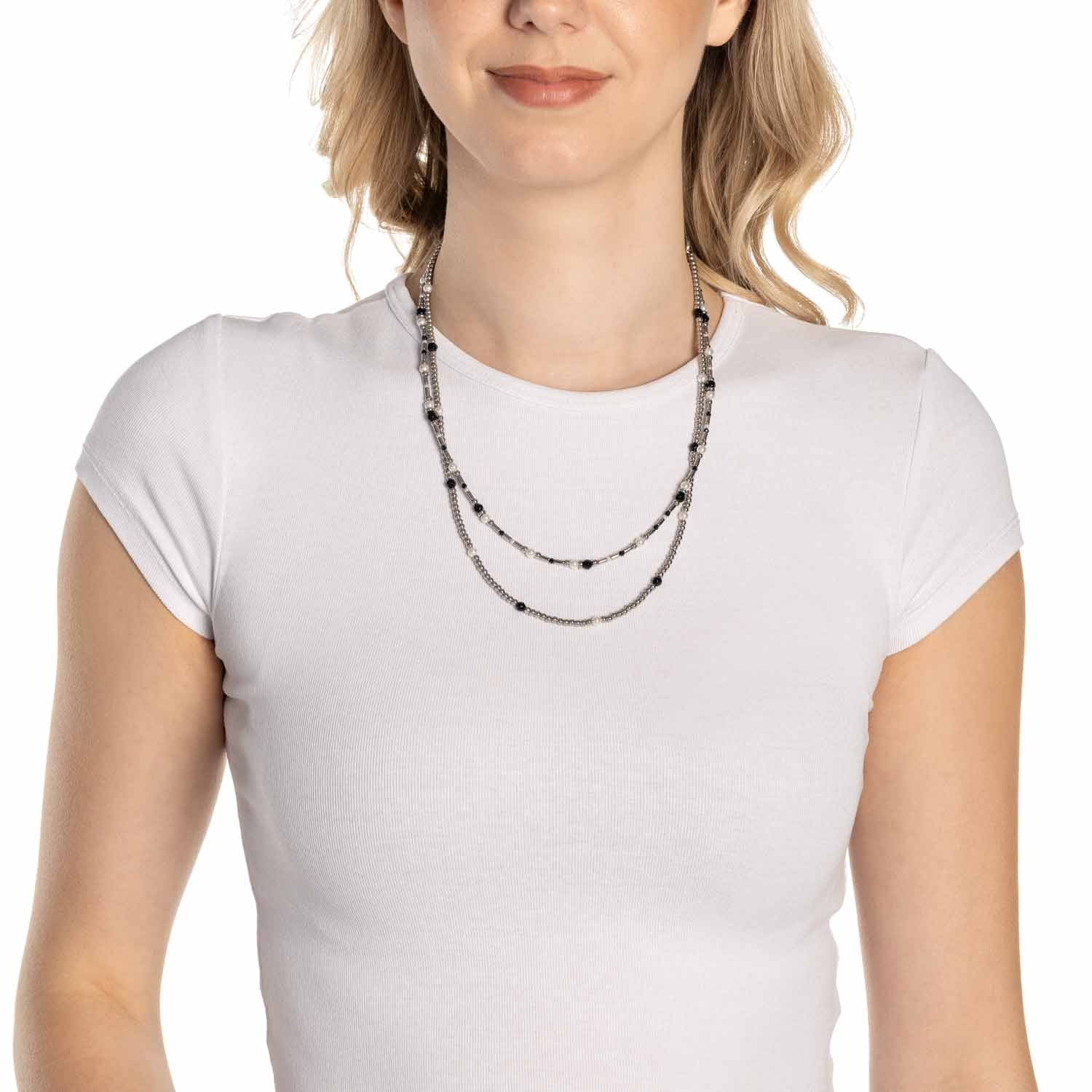Frau traegt Halskette SABINE um den Hals, weisses T-Shirt