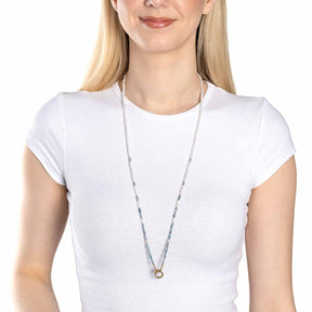Frau trägt weiße Bluse mit blauer Glasperlenkette BISCA 80 cm gold Clip & Mix