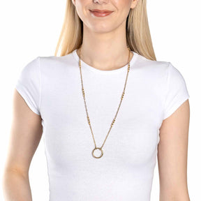 Frau trägt weiße T-Shirt mit goldener Halskette CARONNA Clip & Mix