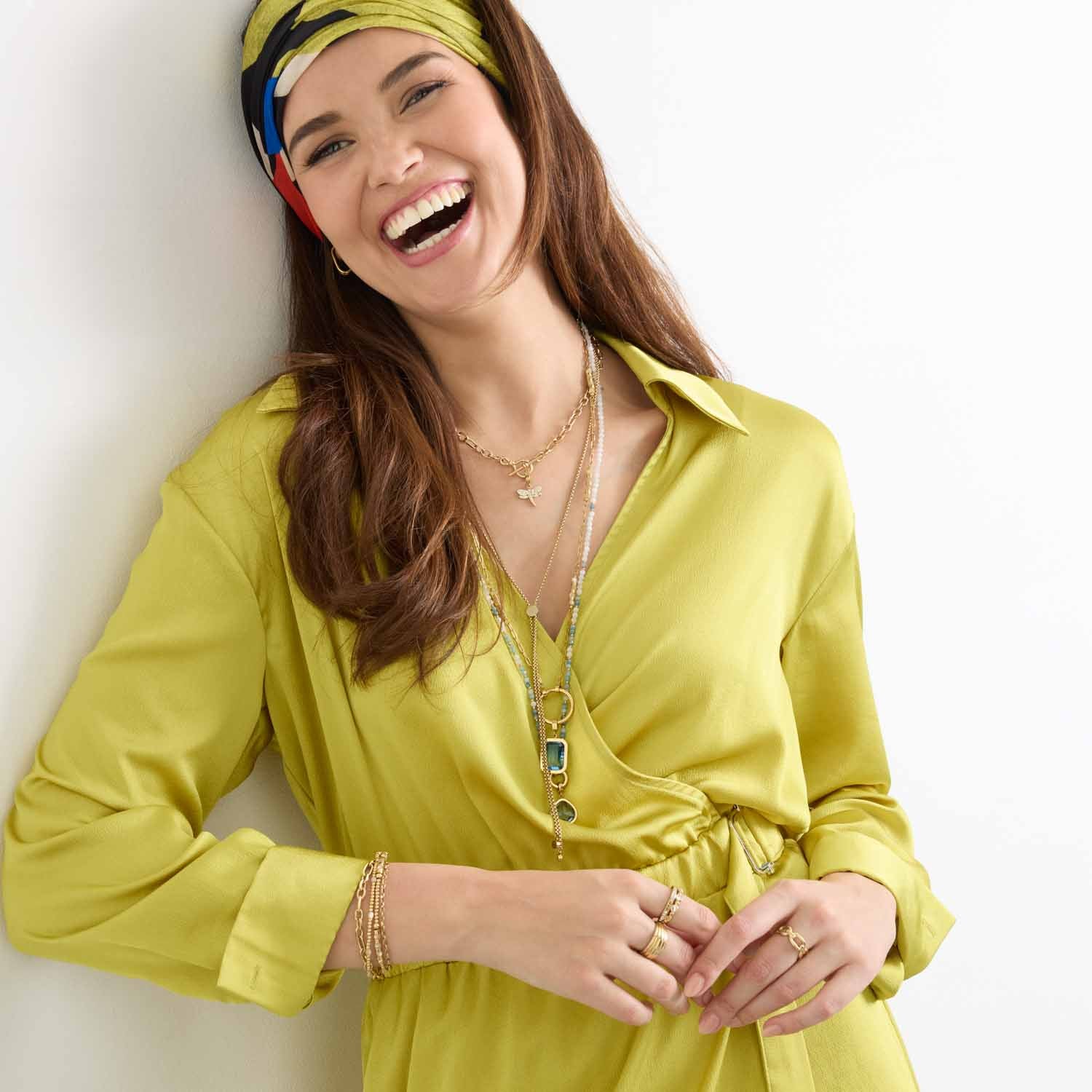 Frau traegt gelbes Kleid mit Halskette CARONNA gold Clip & Mix