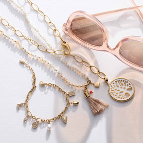 Halskette TORY 80 cm gold mit Schmuckzubehör und Sonnenbrille auf weißem Hintergrund