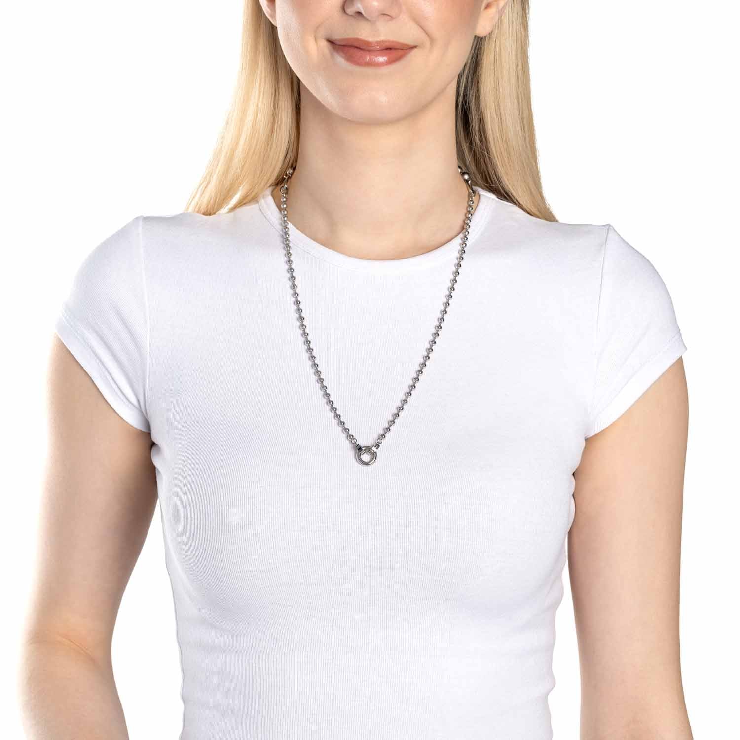Frau trägt silberne Halskette DOTTY 60 cm Clip & Mix auf weißem Shirt