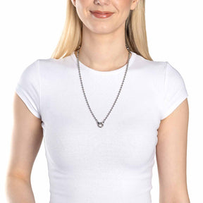 Frau trägt silberne Halskette DOTTY 60 cm Clip & Mix auf weißem Shirt