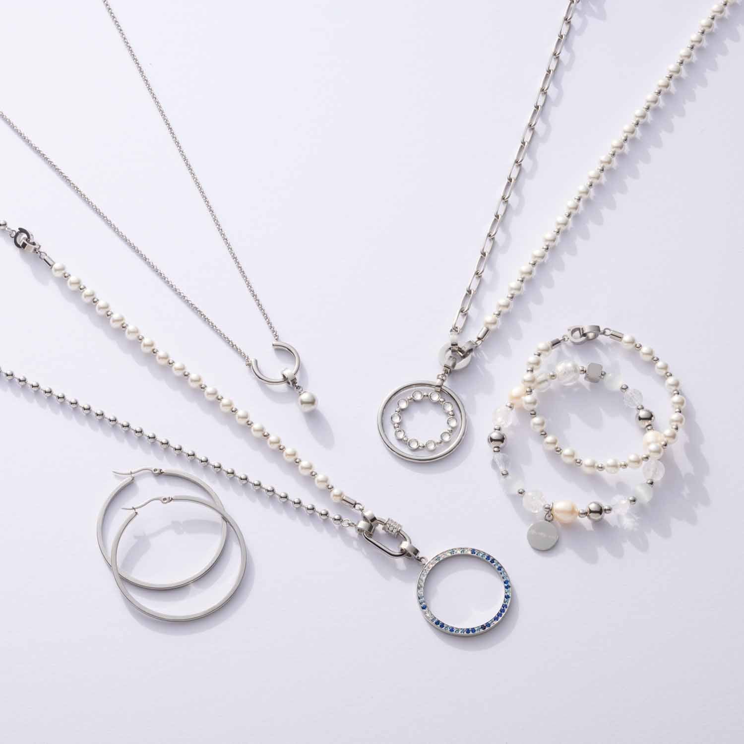 Halskette DOTTY mit Perlen, Ringen und Anhängern auf weißem Hintergrund