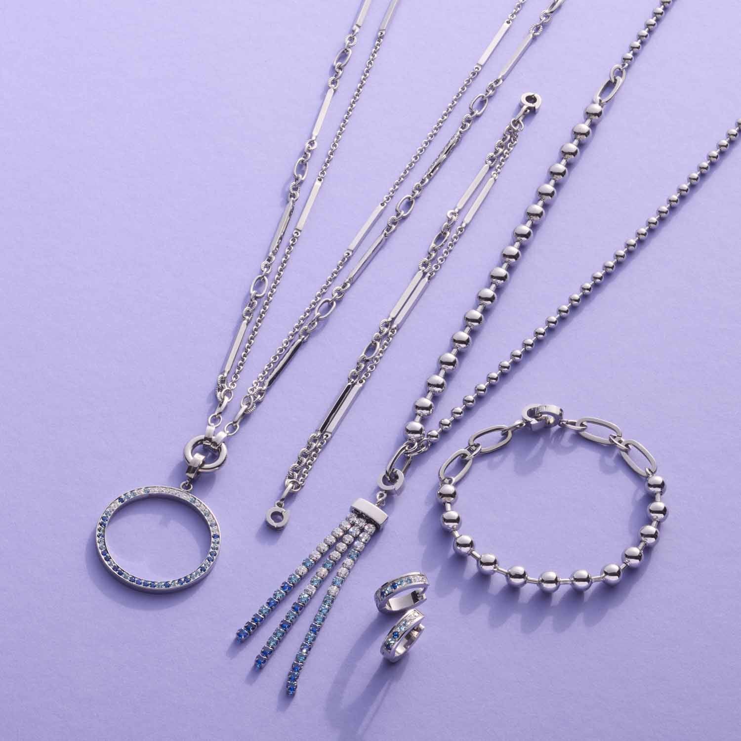 Silberne Halsketten und Armband GRACE auf violettem Hintergrund