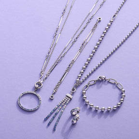 Silberne Halsketten und Armband GRACE auf violettem Hintergrund