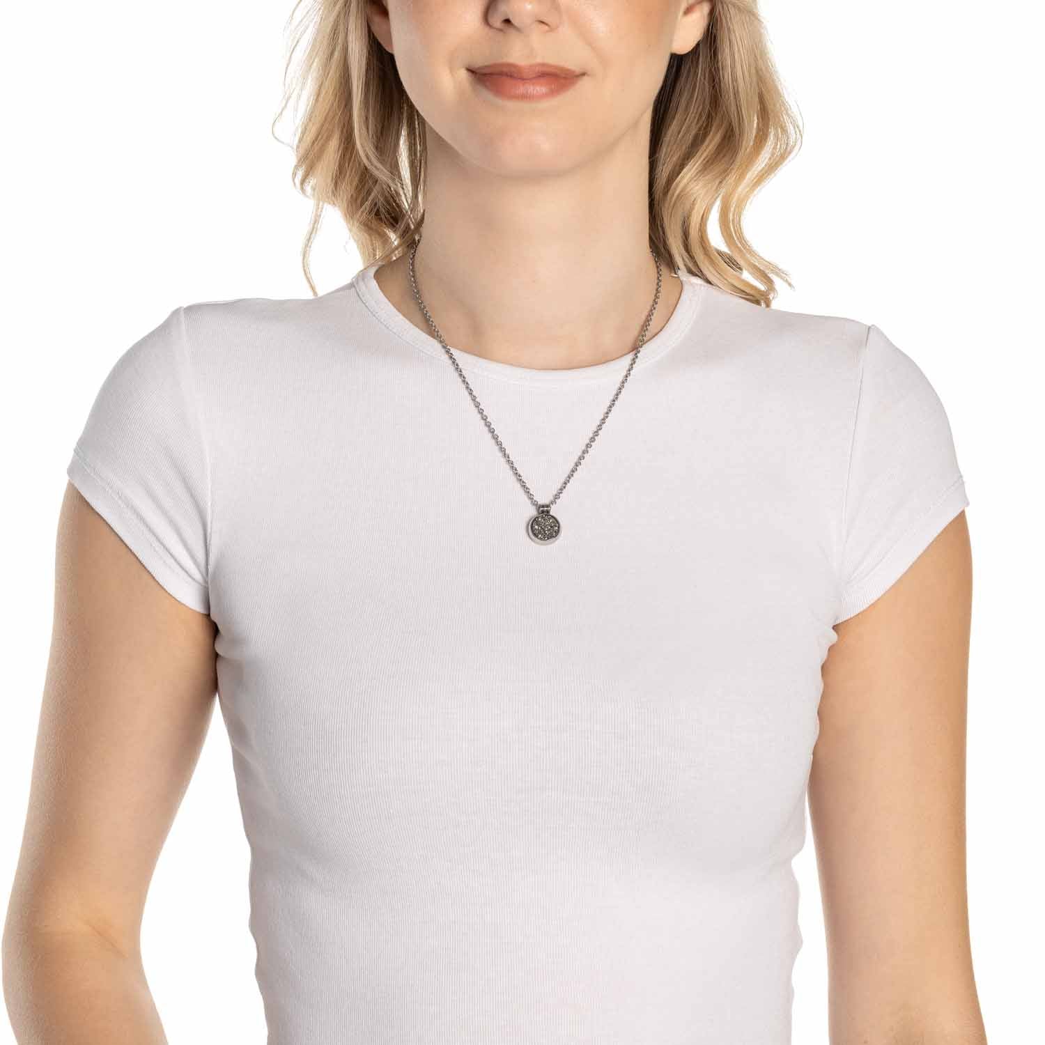 Frau traegt Halskette ODELLE 45 cm mit rundem Anhaenger an Edelstahlkette