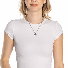 Frau traegt Halskette ODELLE 45 cm mit rundem Anhaenger an Edelstahlkette