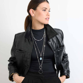 Frau traegt Armband VICKY mit Halsketten und schwarzem Outfit