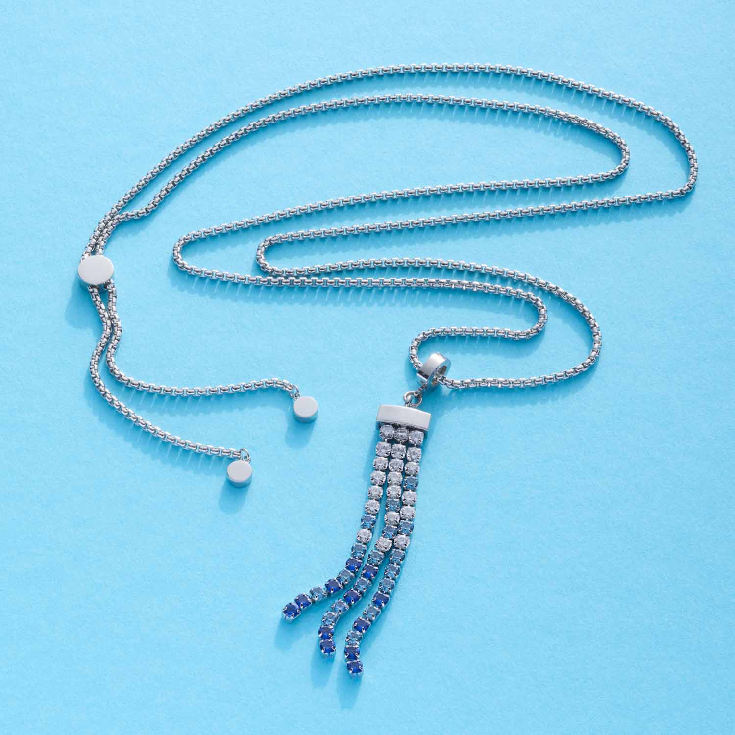 Anhänger MARY-ANN blue Clip & Mix an silberner Kugelkette auf blauem Hintergrund