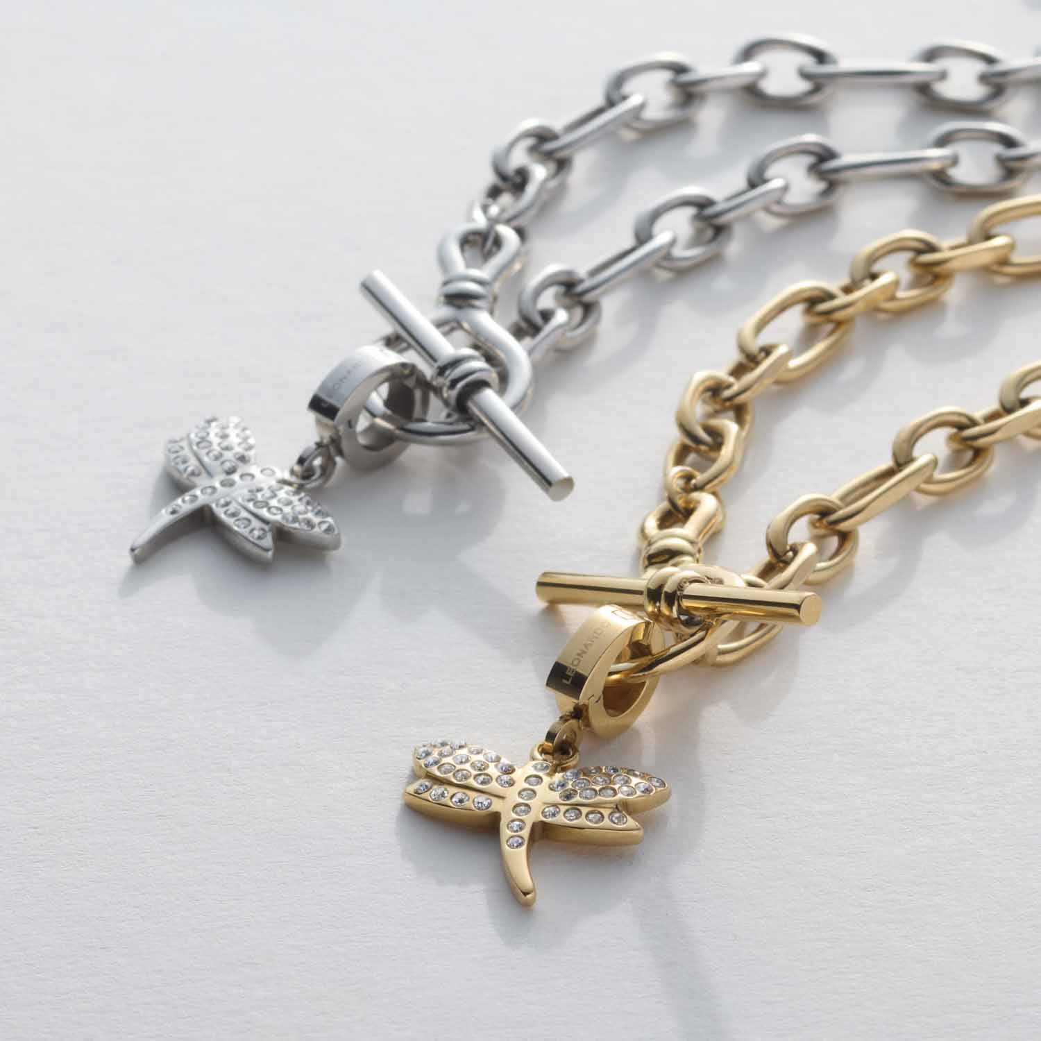 Zwei Ketten mit Libellen-Anhängern in Silber und Gold auf hellem Untergrund