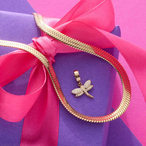 Anhänger ELISABETH Clip & Mix gold auf violettem Untergrund mit pink-roter Schleife