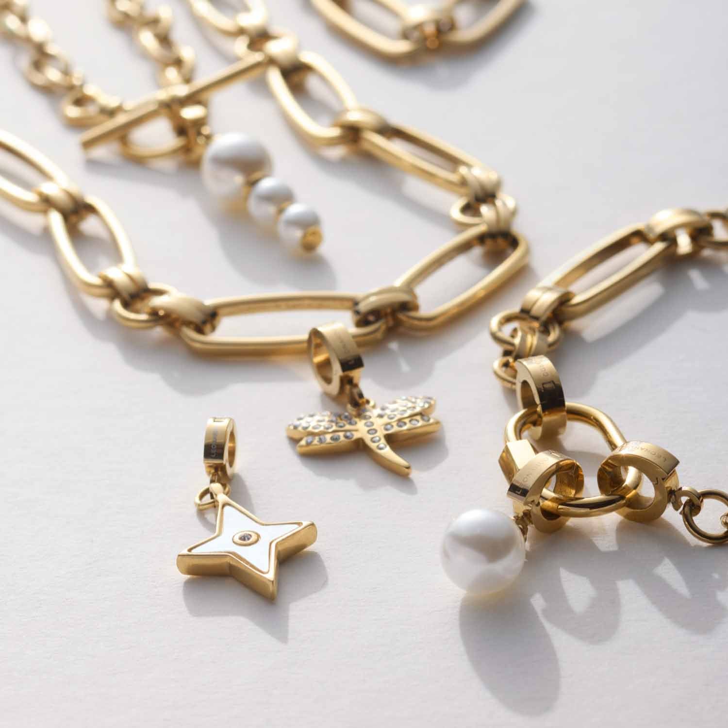 Goldene Clip & Mix Anhänger mit Stern, Kreuz und Perlendetail auf Kettenarmband