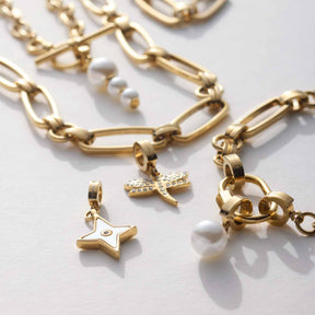 Goldene Clip & Mix Anhänger mit Stern, Kreuz und Perlendetail auf Kettenarmband