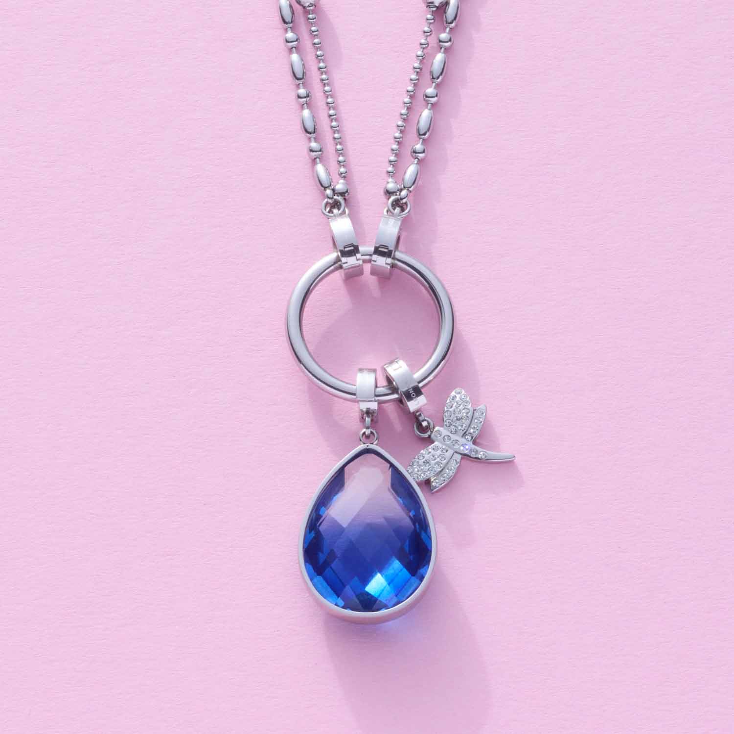 Anhänger ELISABETH Clip & Mix mit blauem Tropfen und silberner Schleife auf rosa Hintergrund