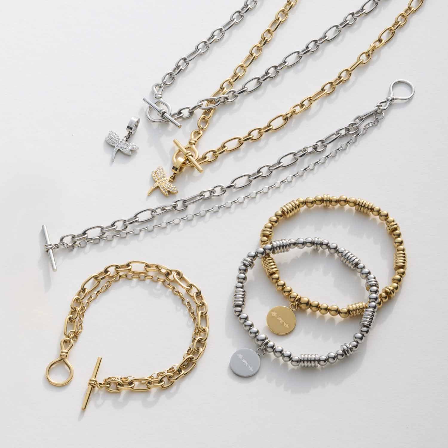 Schmuckketten und Armbänder in Silber und Gold auf weißem Hintergrund