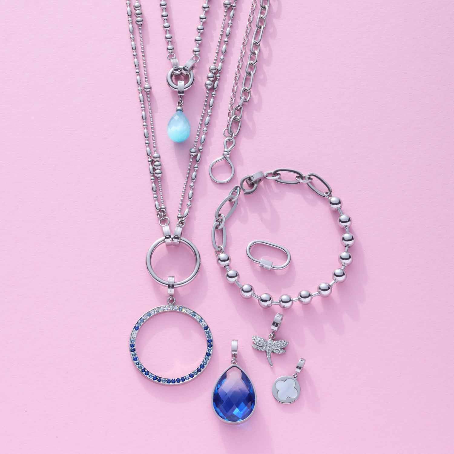 Anhänger LIZZY Clip & Mix mit Ketten, Ringen und Charms auf rosa Untergrund