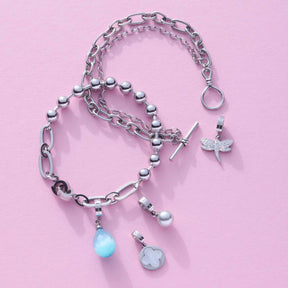 Anhänger LIZZY Clip & Mix mit Ketten und Charms auf rosa Hintergrund