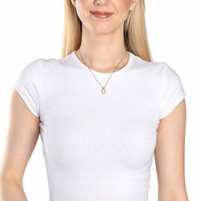 Frau traegt Halskette TALLY 42 cm gold CIAO am Hals, weisses T-Shirt