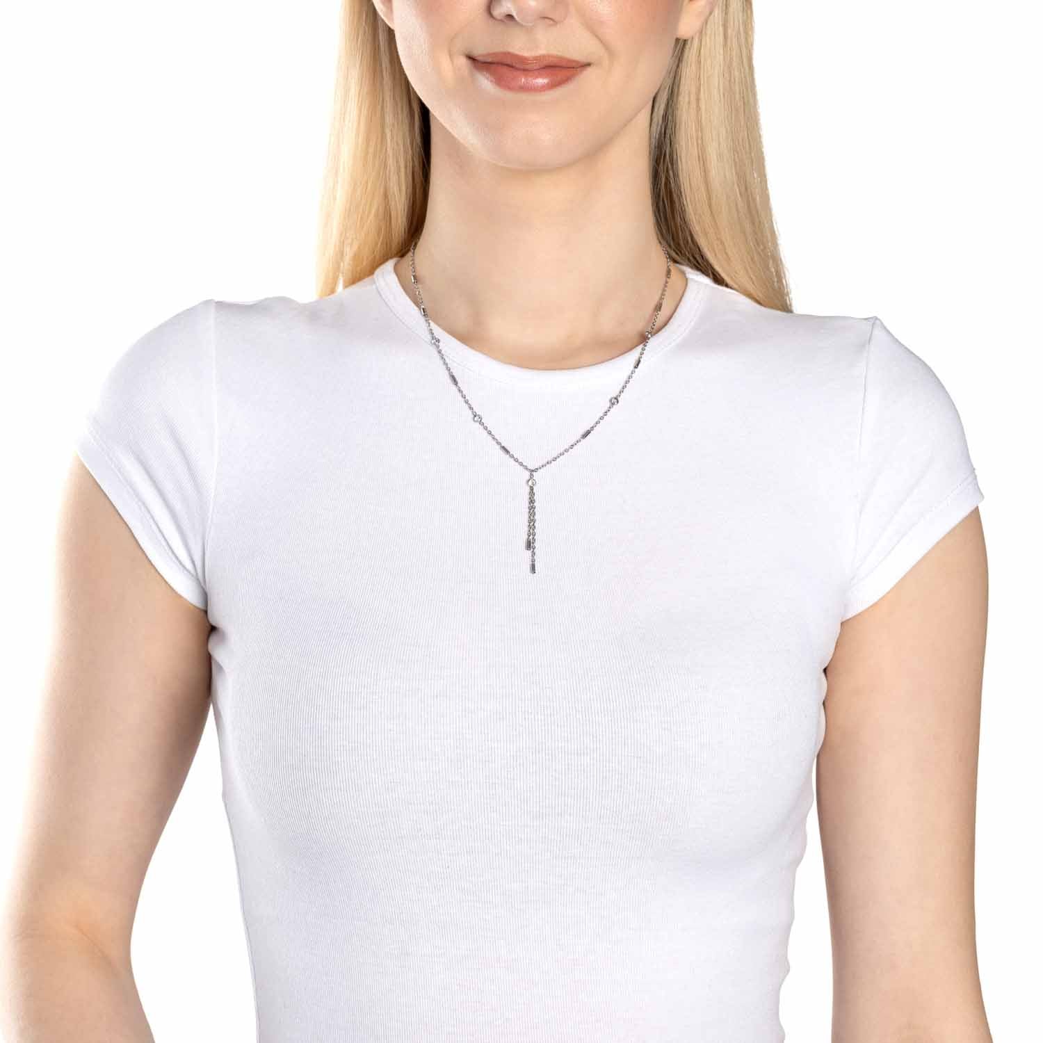 Frau trägt silberne Halskette FRANCIS 42 cm CIAO zu weißem T-Shirt