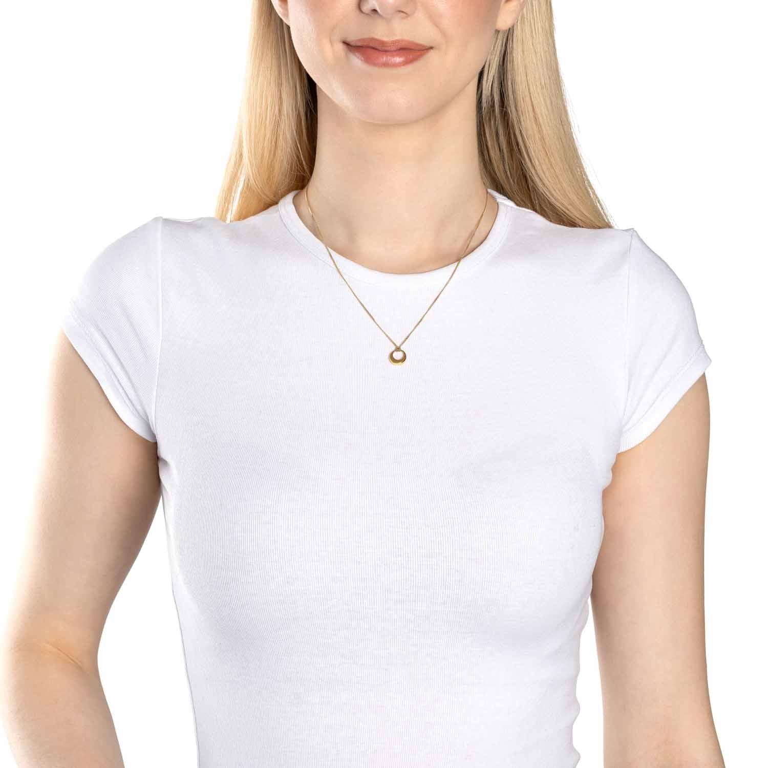 Frau trägt Halskette PHILLY gold mit Anhänger auf weißem T-Shirt