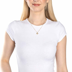 Frau trägt Halskette PHILLY gold mit Anhänger auf weißem T-Shirt