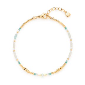 Armband LILLY gold CIAO mit Glasperlen in Weiß, Hellblau und Gold auf weißem Hintergrund