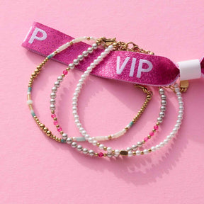 Armband LILLY gold CIAO mit Perlen und Glassperlen auf rosa Hintergrund mit VIP-Etikette