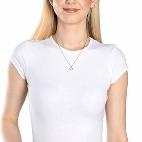 Frau traegt Halskette SATTELITE gold am Hals, weisses T-Shirt