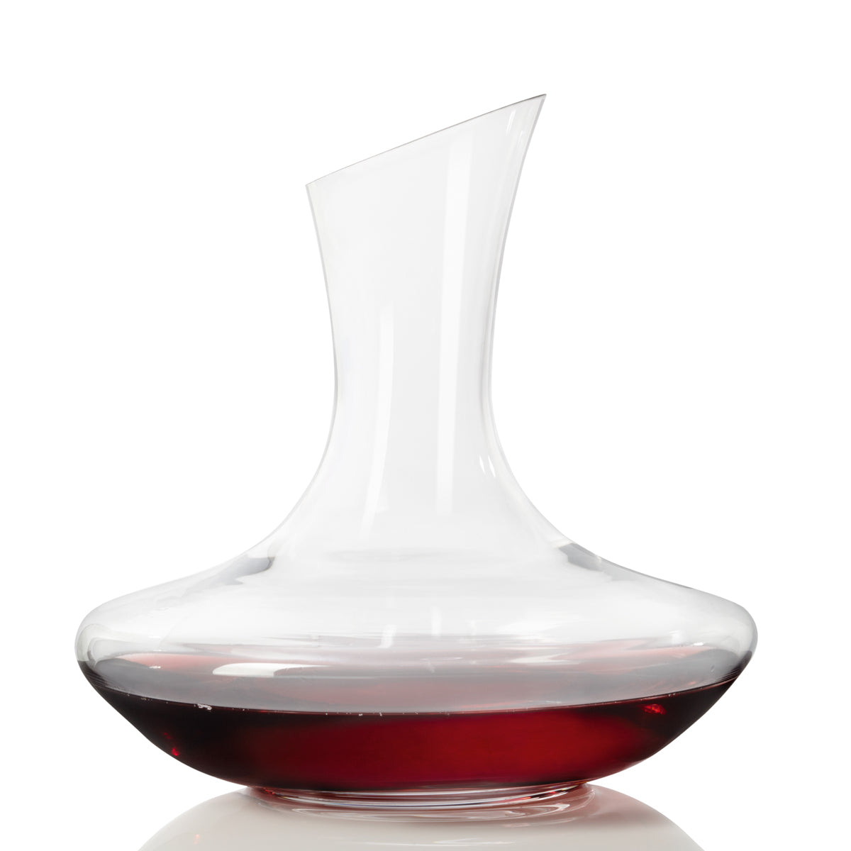 Dekanter DAILY mit rotem Wein gefüllt, freigestellt auf weißem Hintergrund