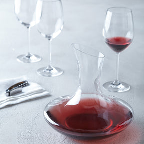 Dekanter DAILY mit Rotwein auf gedecktem Tisch mit Weingläsern